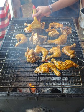 Pirinç ve sebzeli Endonezya usulü ızgara Tavuk Ayam Bakar. Işıl ışıl ızgara tavuk buğulanmış beyaz pirinç ve yeşil fasulye ve mısır gibi sotelenmiş sebze karışımıyla servis edilir. Bali, Endonezya, Ağustos 2025