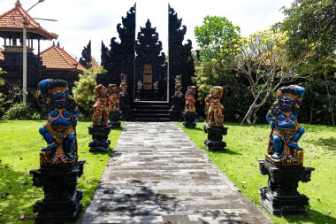 Geleneksel Bali heykelleri, Canggu, Bali, Endonezya, Ağustos 2025