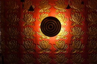 Bali 'de özel bir deniz tatil köyündeki meditasyon kırmızı odası. İç mağarası ve yüzme havuzu var. Bali, Endonezya, Temmuz 2025