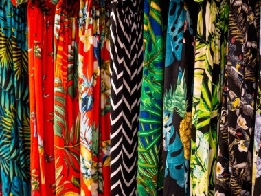 Renkli Kadın Elbisesi ve Kumaşı. Bali butiklerinde, Pererenan 'da, Bali' de, Endonezya 'da, Temmuz 202' de farklı kumaşlardan, malzemelerden ve desenlerden oluşan çeşitli renkli kadın kıyafetleri ve elbiseler asılıyor.