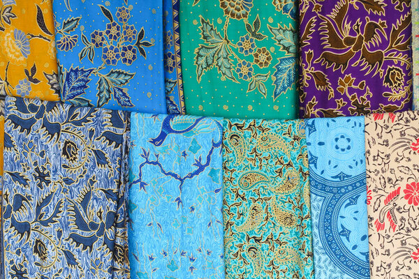 Ряд красочных женское платье и ткань. Разнообразие красочной женской одежды и платья из различных тканей, материалов и узоров висят в балийских бутиках, Переренан, Бали, Индонезия, июль 2025 года