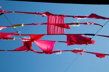 Parlak yamalar, gökyüzündeki materyal. Yüksek kalite fotoğraf. Vilnius eski kasabası