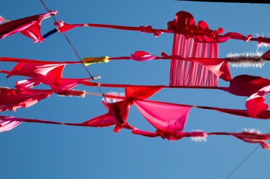 Parlak yamalar, gökyüzünde materyal, sanat eserleri. Yüksek kalite fotoğraf. Vilnius eski kasabası