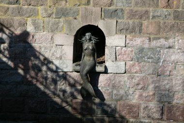 Vilnius, Uzupis 'te denizkızı. Yüksek kalite fotoğraf. Deniz kızı Vilnele nehrinin kenarında oturuyor.. 