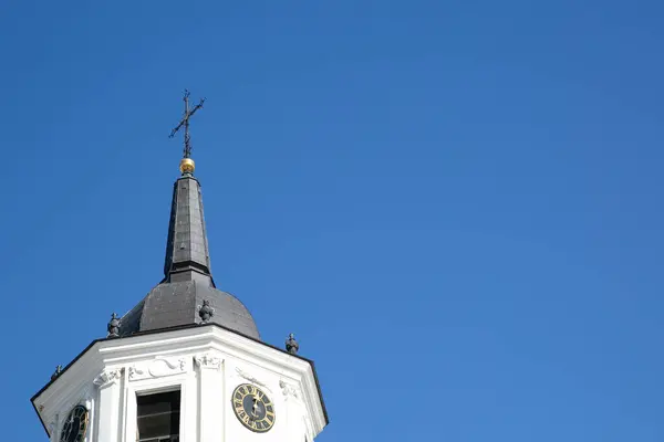 Gökyüzündeki katedral kulesi. Yüksek kalite fotoğraf