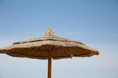 Gökyüzündeki şemsiye. Mavi gökyüzündeki şemsiye