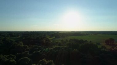 Hava manzaralı gün batımı ya da tarlada gün doğumu. İnsansız hava aracı güzel bir yaz akşamı ya da sabah güneşini ormanda çeker.