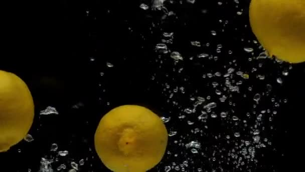 Lento Movimiento Tres Limón Amarillo Cayendo Agua Transparente Sobre Fondo — Vídeo de stock