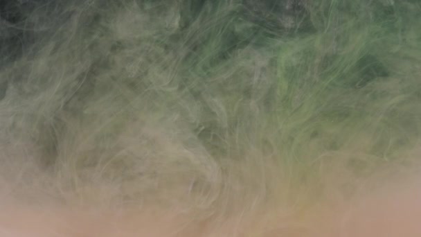 粉色和黄色油墨的丙烯酸涂料混入水中 在水下轻轻旋转 水族馆漆成彩色的丙烯酸云彩 抽象的烟雾爆炸动画 美丽的艺术背景 — 图库视频影像