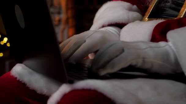 Close Hands Modern Santa Claus Uses Laptop Wypełnia Karty Wakacyjne — Wideo stockowe