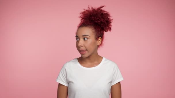 Portré Vörös Hajú Afro Amerikai Körülnéz Tesz Mutatóujját Ajkak Teszi — Stock videók