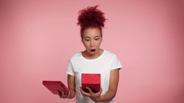 Zszokowany Kręcone Ruda Afroamerykanka Otwiera Prezent Czerwone Pudełko Zaskoczony Wygląd — Wideo stockowe