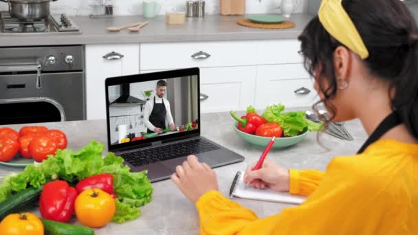 부엌에서 요리를 배우는 여자는 선생님의 노트북으로 쓰기도 합니다 컴퓨터 화면의 — 비디오