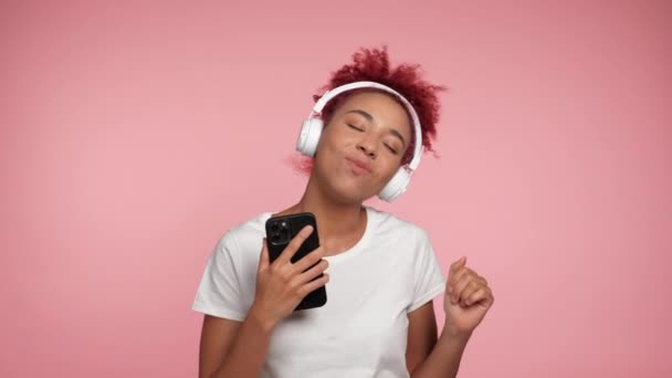 Närbild Leende Afroamerikanska Rödhårig Kvinna Håller Smartphone Handen Lyssnar Musik — Stockvideo