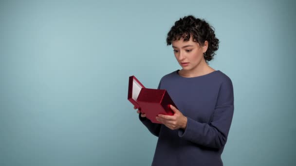 Mujer Rizada Impactada Abre Presente Caja Roja Sorprendida Mira Cámara — Vídeos de Stock