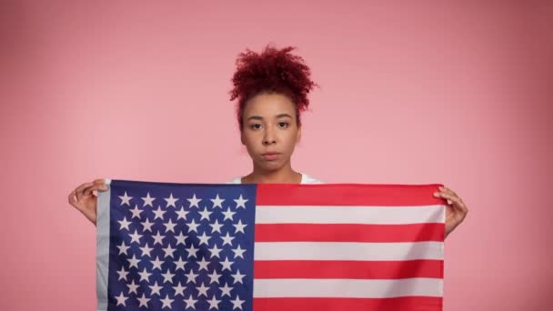 Σοβαρή Αφροαμερικανή Κοκκινομάλλα Σγουρή Γυναίκα Λευκό Shirt Κρατώντας Αμερικανική Σημαία — Αρχείο Βίντεο