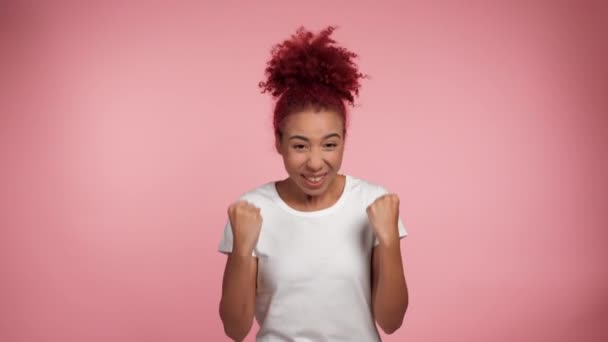 Portrait Joyful Curly Redhead African American Woman Rejoices Victory Winning — Vídeo de stock