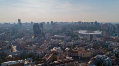 Olimpik Stadyum. Ukrayna. Kyiv. 12 Eylül 2021. Hava aracı fotoğraf şehri manzarası. Dinamo Kyiv, Shakhtar ve milli takım Ukrayna futbol maçlarının oynandığı stadyum ulusal spor kompleksi Olimpiysky