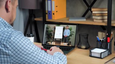 Merkez ofisteki iş adamı, üst düzey yöneticilerden bahsediyor. İnternetteki video konferans görüşmesi, web kamerası laptopuyla buluşuyor. Bilgisayar ekranında çalışan adam beyaz tahta üzerinde CEO nokta işaretleyici diyagramı rapor ediyor