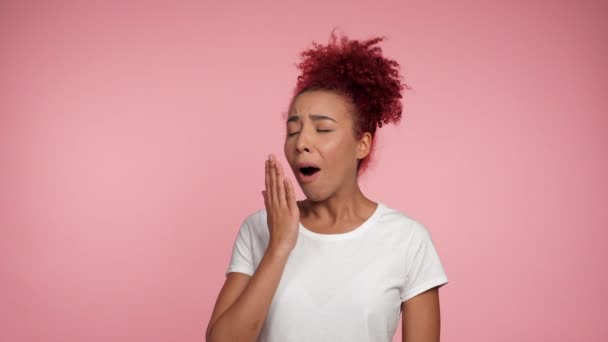 Портрет Усталой Афро Американской Рыжей Кудрявой Женщины Зевает Закрывает Рот — стоковое видео