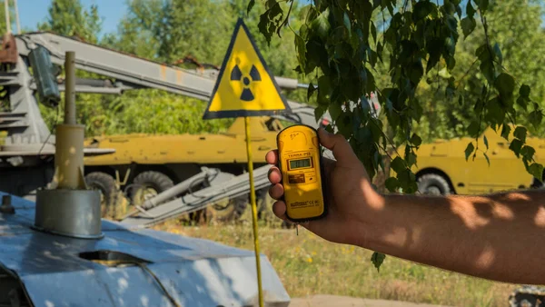 Exklusionszon Ukraina Pripyat Augusti 2019 Dosimeter Handen Bakgrundsmuseum Särskild Utrustning — Stockfoto