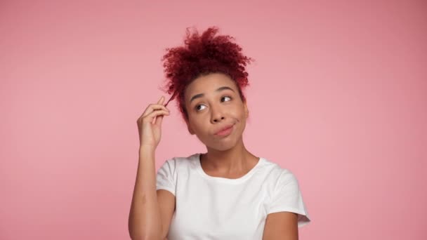 Närbild Tankeväckande Leende Afroamerikanska Rödhåriga Lockigt Kvinna Vit Shirt Ser — Stockvideo