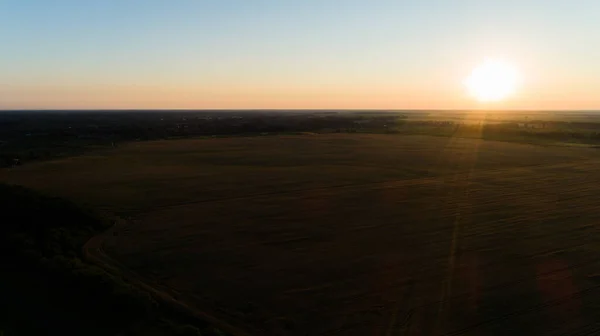 日落时空中俯瞰一片麦田 太阳升起时 无人机飞越了农业麦田 无人机拍摄了美丽的麦田 阳光和天空夏季风景 — 图库照片