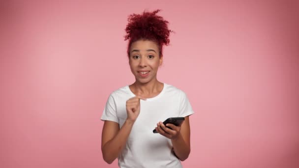 Kręcone Rudowłosa Afroamerykanka Wpisując Szczęśliwy Wygląd Aparat Wskazuje Palec Ekran — Wideo stockowe