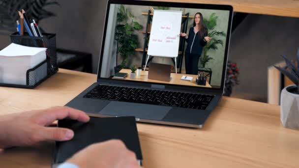 Bilgisayar Ekranındaki Iyi Kadın Yönetici Konuşma Raporu Ceo Işaret Çizelgesi — Stok video