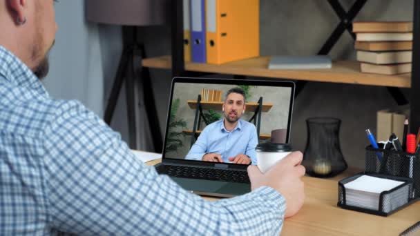 在线商务会议 电脑屏幕上的员工报告公司的业绩 总公司的商人听着高层经理的远程视频呼叫摄像头聊天笔记本电脑 喝着咖啡茶 — 图库视频影像