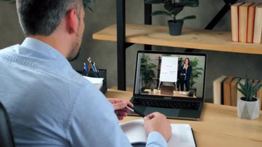 Mesafe toplantısı. Merkez ofisteki iş adamı, üst düzey yönetici şirket video konferansı web kamerası laptopunu arıyor. Ters grafik beyaz tahtasında bilgisayar ekranı nokta işaretleyici diyagramındaki kadın