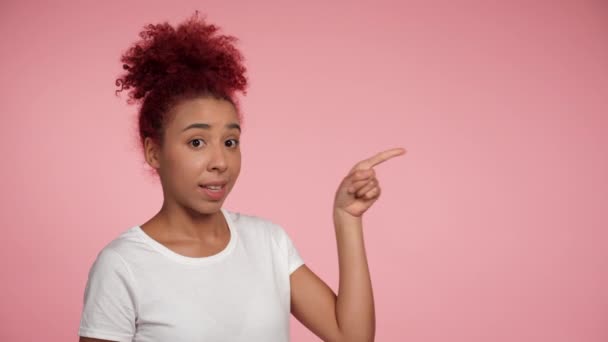 Close Cheerful Young African American Redhead Curly Woman Pointing Finger — Stock Video