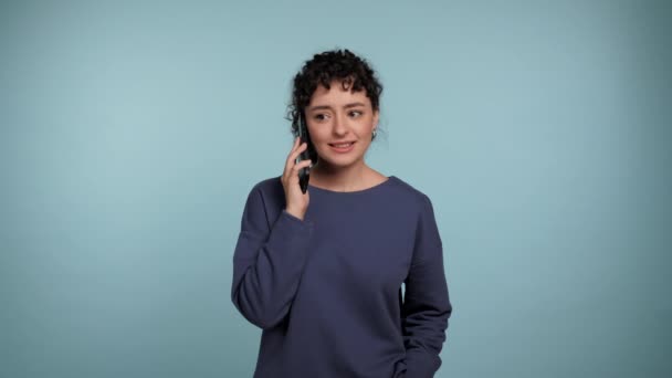 Портрет Улыбается Кудрявая Женщина Говорит Мобильному Телефону Счастлив Нашла Работу — стоковое видео