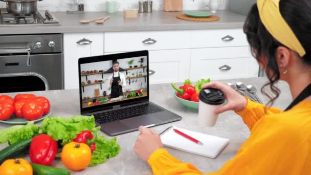 Жінка Домашній Кухні Навчається Дивитися Віддалений Кулінарний Вебінар Слухати Вчителя — стокове відео