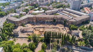 Hava manzaralı eski fabrika Arsenal, yeniden inşa. Drone güneşli bir yaz gününde güzel Kyiv Kiev binasını vurdu. Ukrayna 'nın başkenti