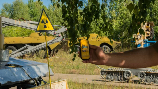 Exclusion Zone Ukraine Pripyat August 2019 Dosimeter Hand Background Museum — Stock Photo, Image