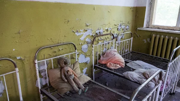 位于切尔诺贝利核电站附近普里皮亚特市废弃幼儿园生锈床上的塑料娃娃 排除辐射区 乌克兰鬼城 — 图库照片