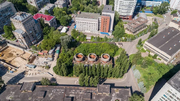 かつての工場アーセナルを建てた空中ビュー ドローンは晴れた夏の日にキエフの美しい建物を撮影しました ウクライナの首都 レコンストラクション ストックフォト