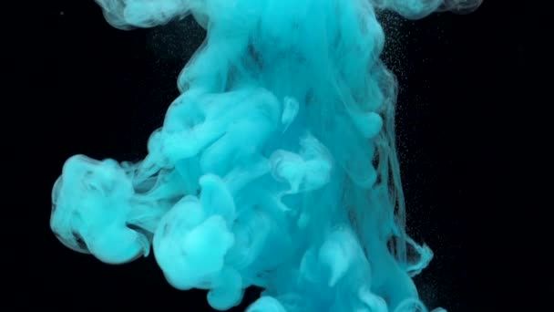 慢动作的绿松石蓝色油墨在水中混合 在水下轻轻旋转 色彩斑斓的丙烯酸涂料云彩隔绝 抽象的烟雾爆炸动画 慢动作美丽的艺术背景 — 图库视频影像