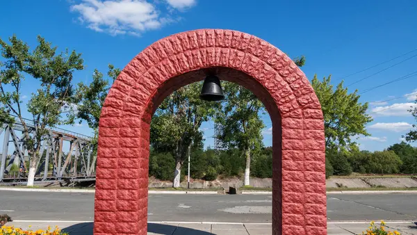 Arco Entrada Con Una Campana Monumento Los Liquidadores Caídos Cerca —  Fotos de Stock