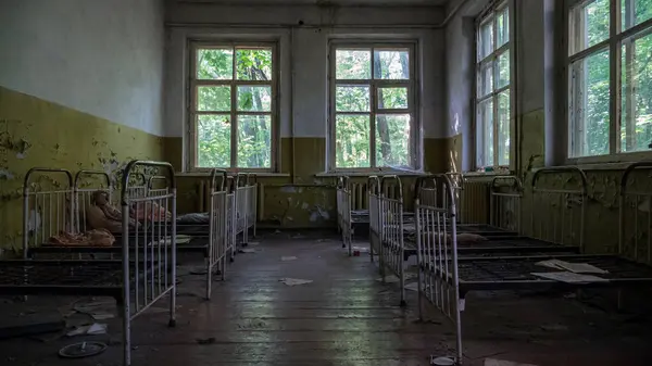 チェルノブイリ原子力発電所近くのプリピャット市の放棄された幼稚園の錆ついたベッド 排除放射能ゾーン ゴーストタウン ウクライナ 放射線 大惨事 — ストック写真