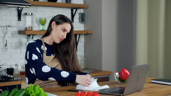 Vrouw Huisvrouw Beige Schort Vertelt Leraar Chef Kok Zoeken Culinair — Stockfoto