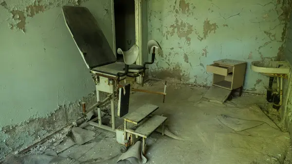 Pripyat şehrindeki terk edilmiş bir hastane binasında jinekolojik muayene koltuğu. Kürtaj. Çernobil sınırlama bölgesi. Ukrayna. Radyasyon, felaket.