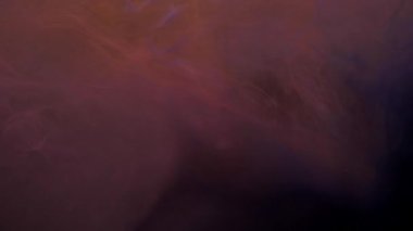 Yavaş hareket eden turuncu ve pembe akrilik boya suda karışıyor, suyun altında yavaşça dönüyor. Akvaryumdaki akrilik bulut boyası. Yavaş çekim soyut duman patlaması animasyonu. Güzel sanat arka planı