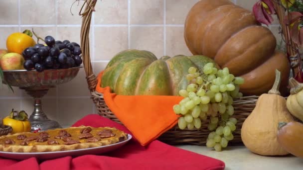 自制的南瓜派是一种甜食 配以调味的南瓜奶油馅 南瓜和南瓜派都是收获季节的象征 高质量的4K镜头 — 图库视频影像