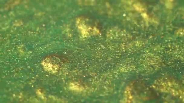 Yeşil Sarı Altın Parlak Boya Akıyor Sıvı Kıvılcım Dokusu Parlak — Stok video