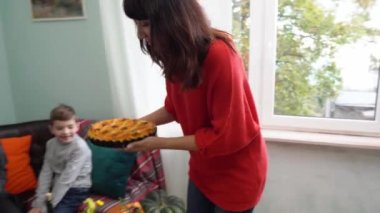 Hanuka için masa ayarları. Bayramlık Yahudi gelenekleri. Aile ve arkadaşlarla Hanuka kutlaması. Patatesli krep, latke ve donut sufganiyot gibi kızarmış yiyecekler.. 