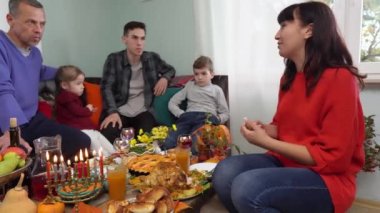 Hanuka 'yı kutluyoruz, Yahudi Işık Festivali. Hanuka menora, mum yakma zamanı. Mutlu Yahudi ailesi akşamları evde birlikte yemek yer, Hanuka bayramı masasında.. 