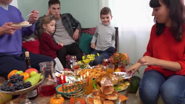 Yahudi Ailesi Hanuka Kutluyor Işıklar Festivali Srail Halkı Hanuka Menorası — Stok video