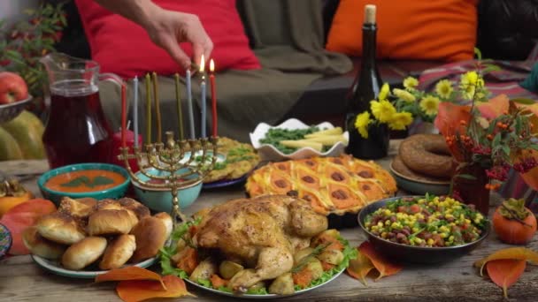 Jüdische Familie Zündet Chanukka Kerzen Einer Menora Für Die Feierlichkeiten — Stockvideo